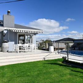 Comfortable home - pool and spa - walk to village, hotel in Havelock North