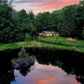 Pondview Cabin Hot tub fire pit private pond, hotel em Kerhonkson