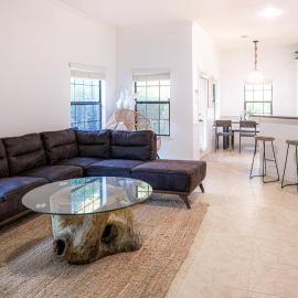 Peaceful Boho Retreat by Lake Conroe Sleeps 6, hotel din Montgomery