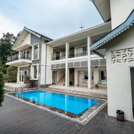 Wisma Nirwana Tretes near Cimory Prigen, хотел в Prigen