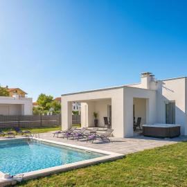 Villas with Private Pool and Jacuzzi, hotel di Labin