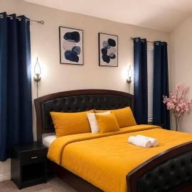 New Luxury King Suite Private Bath 2 Walk-In Closets Fast WiFi, hotel en Anna