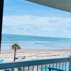 Steps to the Shore, Dreamy Oceanfront Condo Daytona Beach, hotel a Daytona Beach