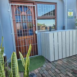 At Lilac Cottage, Jeffreys Bay Cozy stay for 2 & Business traveling, hotel in Jeffreys Bay