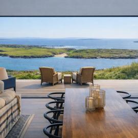 Luxury Glass Villa with Hot Tub & Sea Views - Connemara, hotell i Roundstone