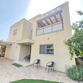 Adorable 3 bedroom Brenner "Hill" suite, hotel in Giv‘at Brenner