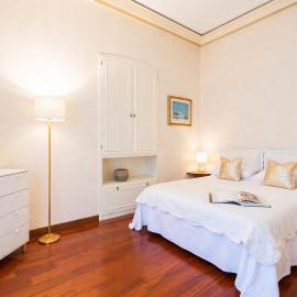 VILLA EUGENIA - Luxury Flat in the Centre, with Parking Space: Bordighera'da bir otel