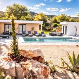 Luxury Villa Lea with Swimming Pool, Sauna & Jacuzzi, hotell i Grude