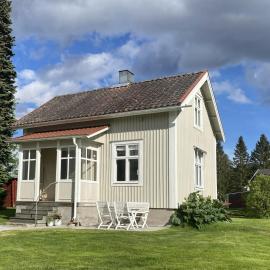 Charmig stuga på bondgård, hotell i Norrfjärden