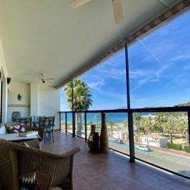 Luxurious apartment seafront Moraira by Moraira Holiday Homes, hotel v destinácii Moraira