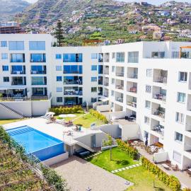 Modern Seaview Apt with Pool, 15 mins walk from beach, hotel v destinaci Câmara de Lobos
