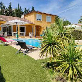 Villa climatisée calme et lumineuse avec un jardin verdoyant une piscine un terrain de tennis