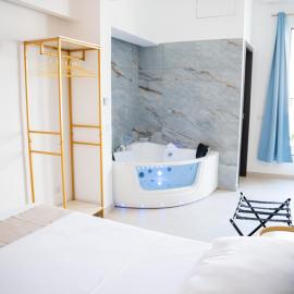 Cenvi Suite - Jacuzzi rooms, hotel in Mola di Bari