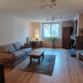 Belle maison spacieuse près d'Arbois, hotel u gradu Mesnay