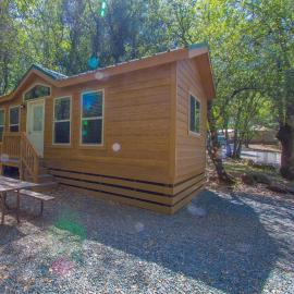 Ponderosa Camping Resort One-Bedroom Cabin 4, hotel en Lotus
