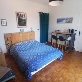 Chambre avec accès indépendant - WC et salle de bain privés, parking gratuit - vue montagne, hotel in Urrugne