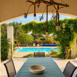 Hélios, piscine et grands espaces, hotel Cotignacban