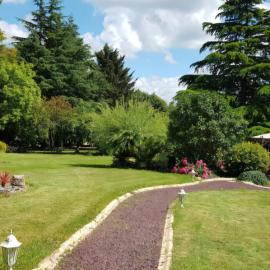 Independent studio in a characterful farmhouse, hotel a Saint-Mars-dʼOutillé