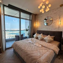 Sea view flat with gym and pool