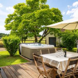 Gite de Charme Tour en Sologne avec Jacuzzi, hotel in Tour-en-Sologne