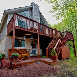 WOW!! Ultimate Pocono Retreat Hot Tub, Game Room, Fire Pit, Near Lakes & Hiking!, hotel v destinaci Blakeslee