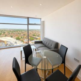 Luxury 2 Bed Apartment with London views