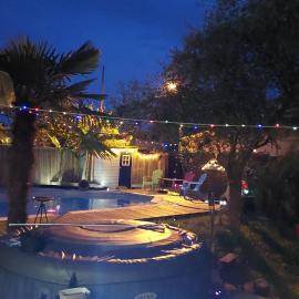Demeure pierre 14 couchages piscine chauffée et jacuzzi، فندق في Abzac