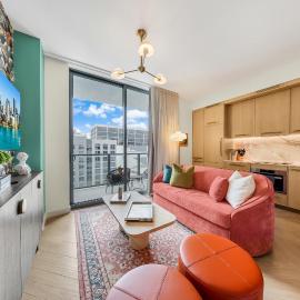 Miami Condo plus Den - Pool Gym & Best Location, hotel en Miami