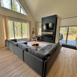 Quiet detached home steps from all the action!, hotel a Panorama
