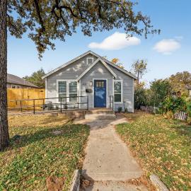 Walk to stadium! Cozy 2BR home - historic district
