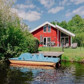 Ferienhaus Friese, direkt am See, mit hauseigenem Tretboot, hauseigener Sauna sowie Whirlpool, Kamin, eingezäuntes Grundstück, direkter nähe Kinderspieleparadies sowie Reit- und Ponyhof, hotelli kohteessa Twist