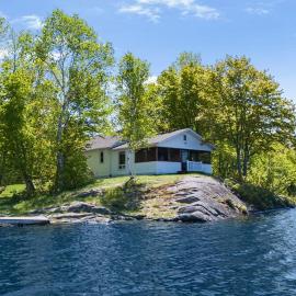 Golden Sunset Retreat with Canoe, Fire Pit & Views, hotel em McDougall
