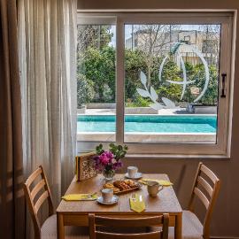 Ivy Residences with Pool، فندق في Ayía Varvára