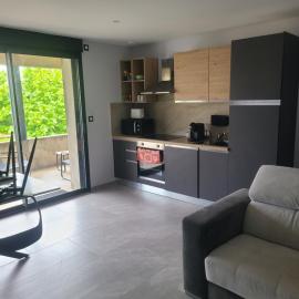 Duplex T4 Climatisé avec Grande Terrasse Privée & Parking, hôtel à Montoison