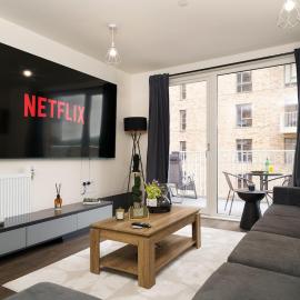 Cinema Experience 100inch TV I 2 Stops to Wembley I Sleeps 8, hotel v destinaci Hatch End
