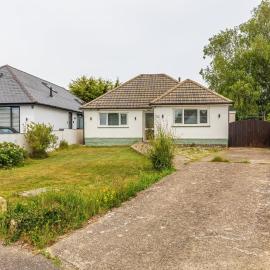 3BR Bungalow with Garden for up to 6 guests