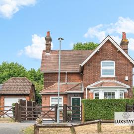 Charming 3 Bedroom Period Cottage - Minutes from Harry Potter Studios - Garden & Driveway Parking - Ideal for Families & Business