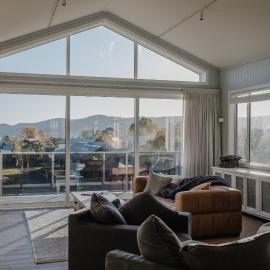 Stunning new Bach with Lake views, hotel in Kinloch