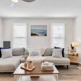 5 min walk to Asbury Park, 4 beach badges, firepit, grill, porch, cool AC