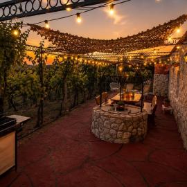 Private Vineyard House, hotel in Banjol