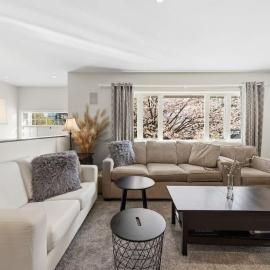 Bright Coquitlam Home & Spacious Backyard, khách sạn ở Coquitlam