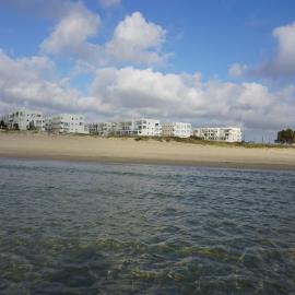 Grand Beach apartment 7 rooms huge terrace, hotel in Jisr ez Zarqā