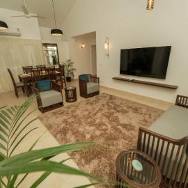 Azure Luxury 3-Bedroom Penthouse Candolim, Next to Novotel and Starbucks, close to Beach - By Lembranca