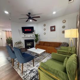 Luxe 3BR 1 King 1 Queen Near UNCC & Concord Mills, hotel in Charlotte