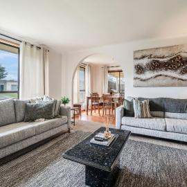 Solander's Retro Residence - Group Stay by the Beach