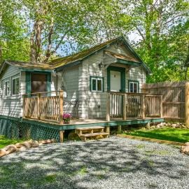 Davis Outpost Pet-Friendly Quiet Cabin w AC Screened Sunroom Walk to Trails, hotel in Otter Creek