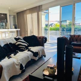 Luxury 2br CBD View Apartment with huge Balcony, Hotel in Rose Park