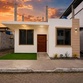 Villa Privada de 3 Dormitorios con BBQ Cerca de playas en San Cristobal Galapagos, Marlin, hotelli kohteessa San Cristóbal