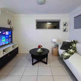 Homely Townhouse with Pool, hotell i North Lakes