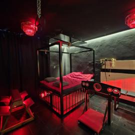 Kinky Aparts BDSM glamour